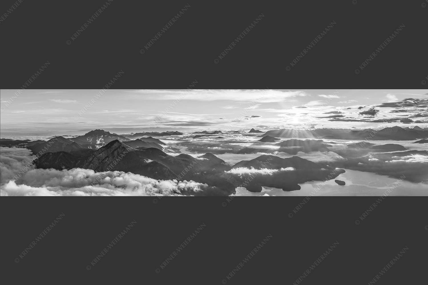 Nebelschleier hängen noch in den Tälern wärend die Sonne über dem Walchensee aufgeht - Über den Wolken 4:1 sw -- Sonnenaufgang über Walchensee - mehr Infos bei www.Kriner-Weiermann.de