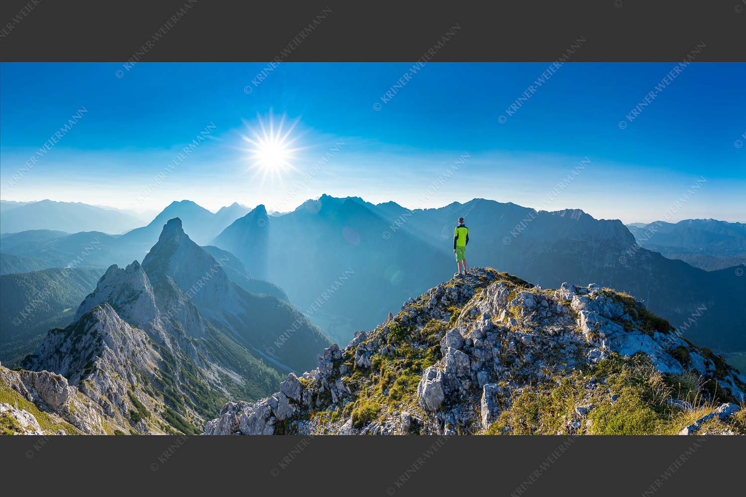 Blick von großer Arnspitze über Arnplattenspitze in den Sonnenuntergang im Wettersteingebnirge - Über die Arnspitzen 2:1  -- Wandern zur Großen Arnspitze - mehr Infos bei www.Kriner-Weiermann.de