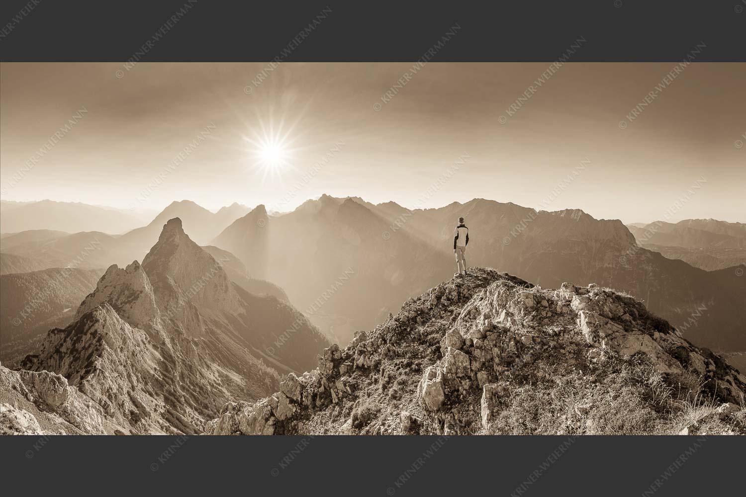 Blick von großer Arnspitze über Arnplattenspitze in den Sonnenuntergang im Wettersteingebnirge - Über die Arnspitzen 2:1 sepia -- Wandern zur Großen Arnspitze - mehr Infos bei www.Kriner-Weiermann.de
