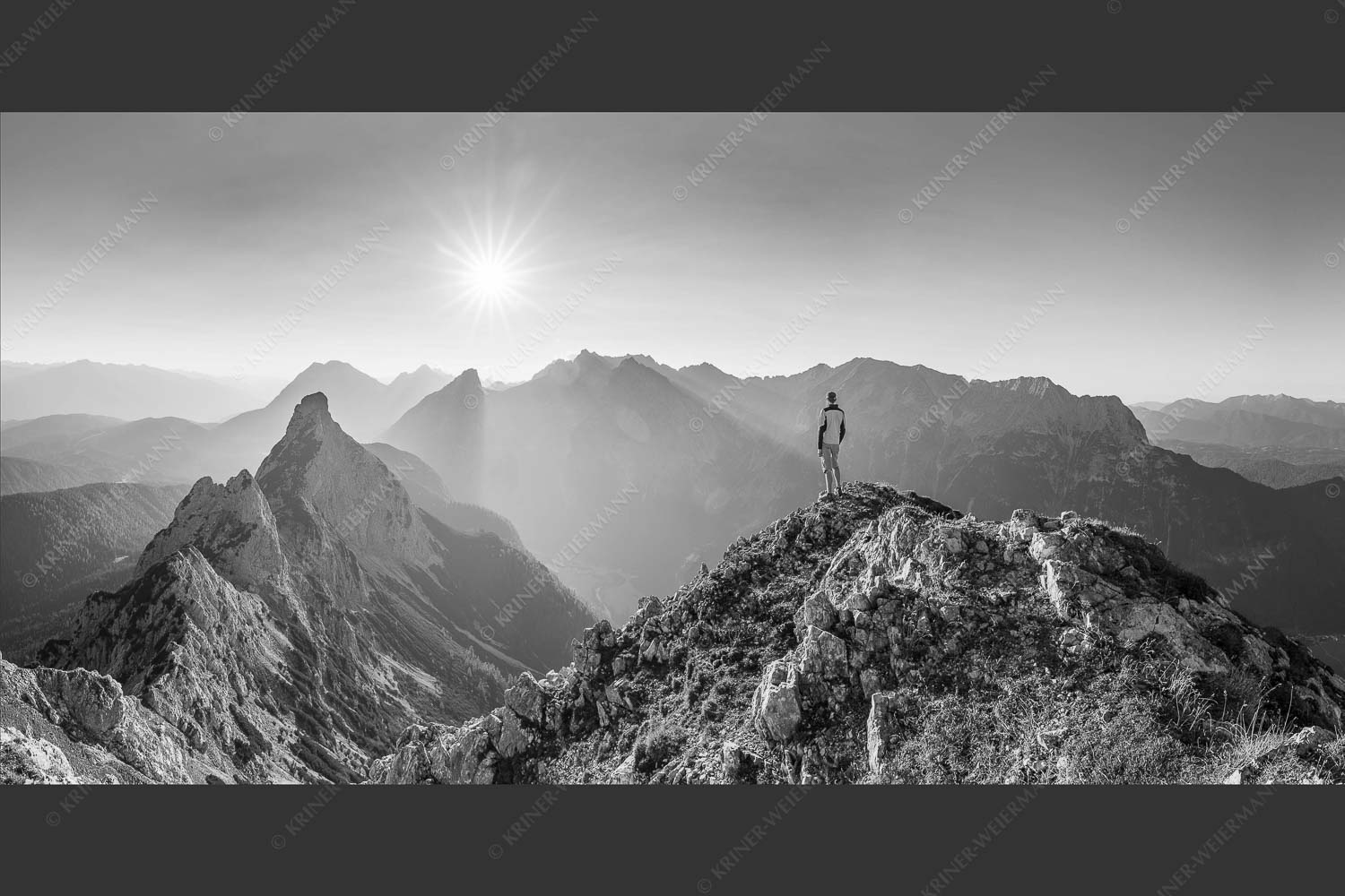 Blick von großer Arnspitze über Arnplattenspitze in den Sonnenuntergang im Wettersteingebnirge - Über die Arnspitzen 2:1 sw -- Wandern zur Großen Arnspitze - mehr Infos bei www.Kriner-Weiermann.de