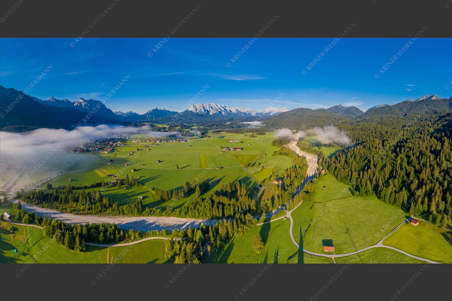 Blick über die Finz nach Krün mit Karwendel und Wetterstein - Über die Finz 2:1  -- Finzbach Krün - mehr Infos bei www.Kriner-Weiermann.de