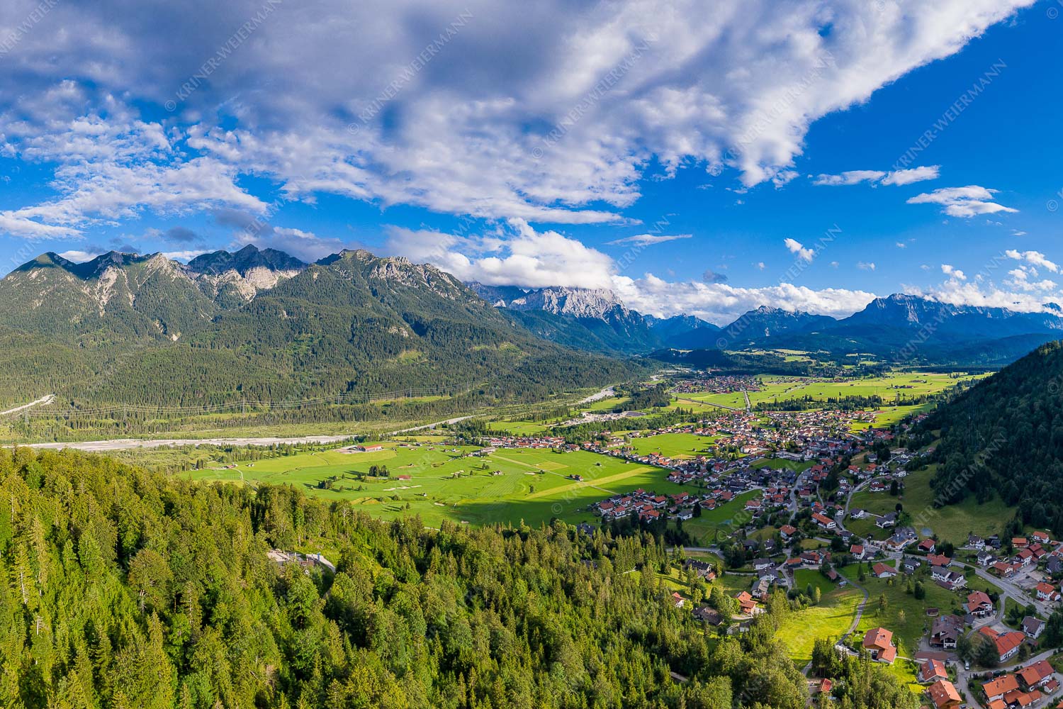 Blick über Maxhütte, Wallgau und Krün ins Karwendel und Wetterstein - Über die Maxhütte 3:2  -- Alpenwelt Karwendel - mehr Infos bei www.Kriner-Weiermann.de
