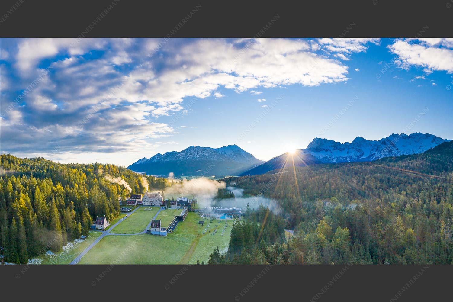 Blick über Schloß Kranzbach zum Sonnenaufgang im Karwendelgebirge - Über Kranzbach 2:1  -- Schloss Kranzbach - mehr Infos bei www.Kriner-Weiermann.de