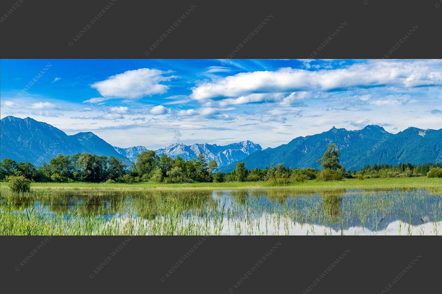 Überschwemmtes Feld nach Hochwasser bei Murnau mit Zugspitzmassiv - Überfluss 2,5:1  -- Murnau mit Alpspitze und Zugspitze - mehr Infos bei www.Kriner-Weiermann.de