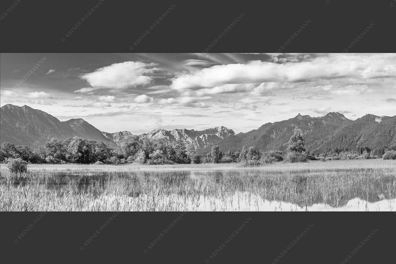Überschwemmtes Feld nach Hochwasser bei Murnau mit Zugspitzmassiv - Überfluss 2,5:1 sw -- Murnau mit Alpspitze und Zugspitze - mehr Infos bei www.Kriner-Weiermann.de