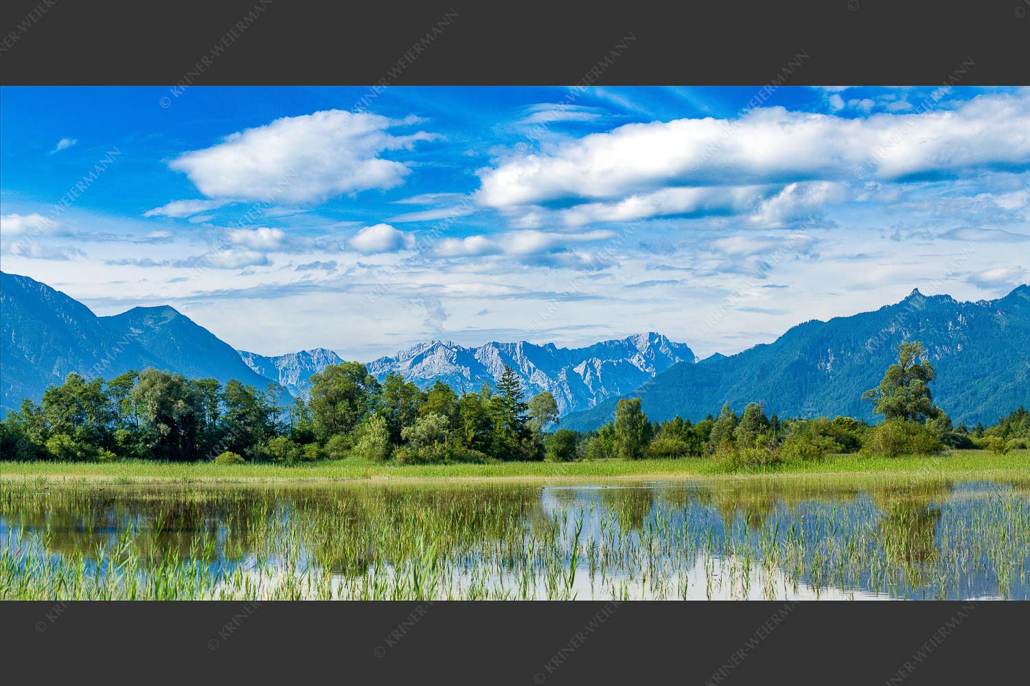 Überschwemmtes Feld nach Hochwasser bei Murnau mit Zugspitzmassiv - Überfluss 2:1  -- Murnau mit Alpspitze und Zugspitze - mehr Infos bei www.Kriner-Weiermann.de