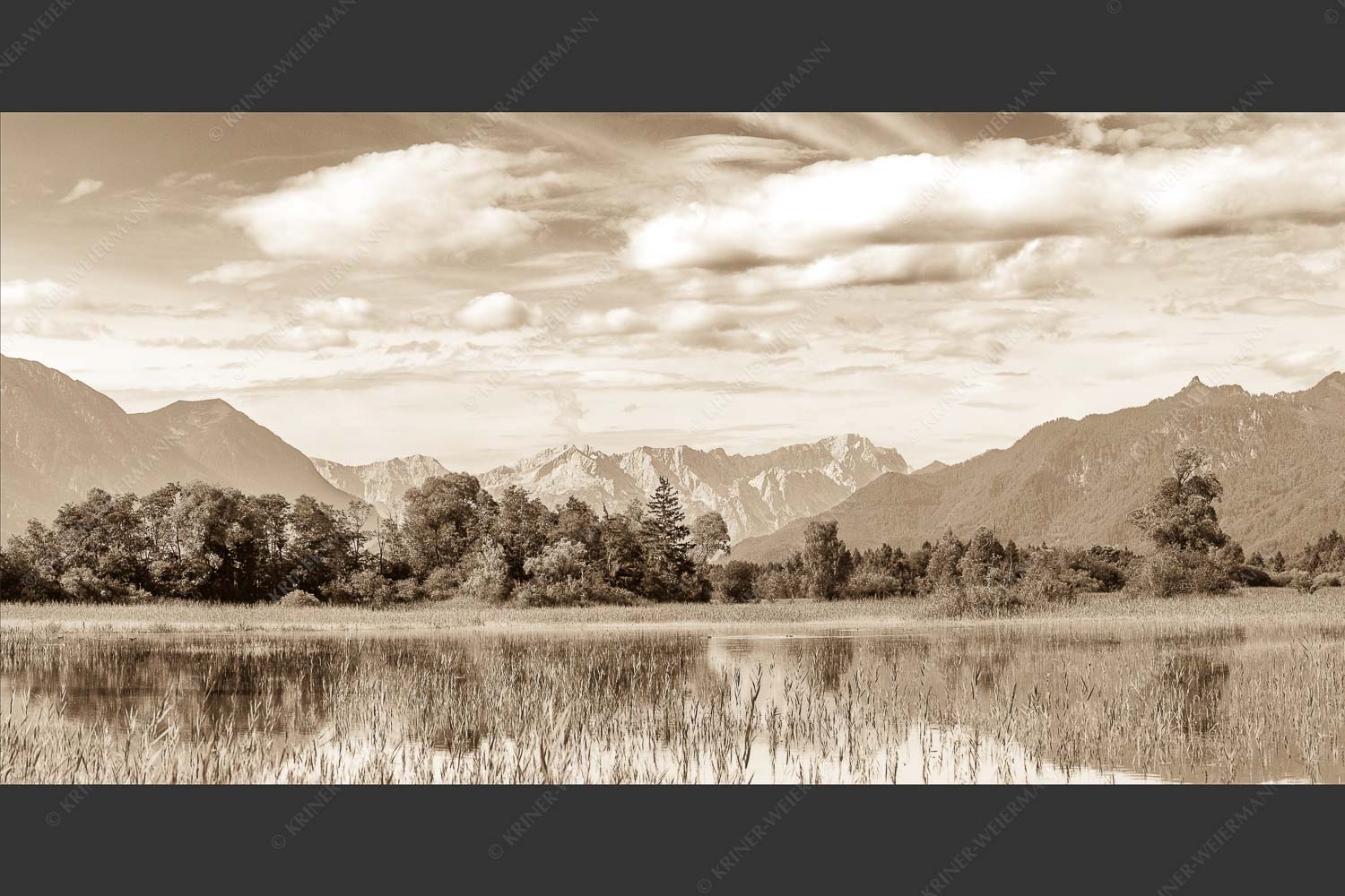 Überschwemmtes Feld nach Hochwasser bei Murnau mit Zugspitzmassiv - Überfluss 2:1 sepia -- Murnau mit Alpspitze und Zugspitze - mehr Infos bei www.Kriner-Weiermann.de
