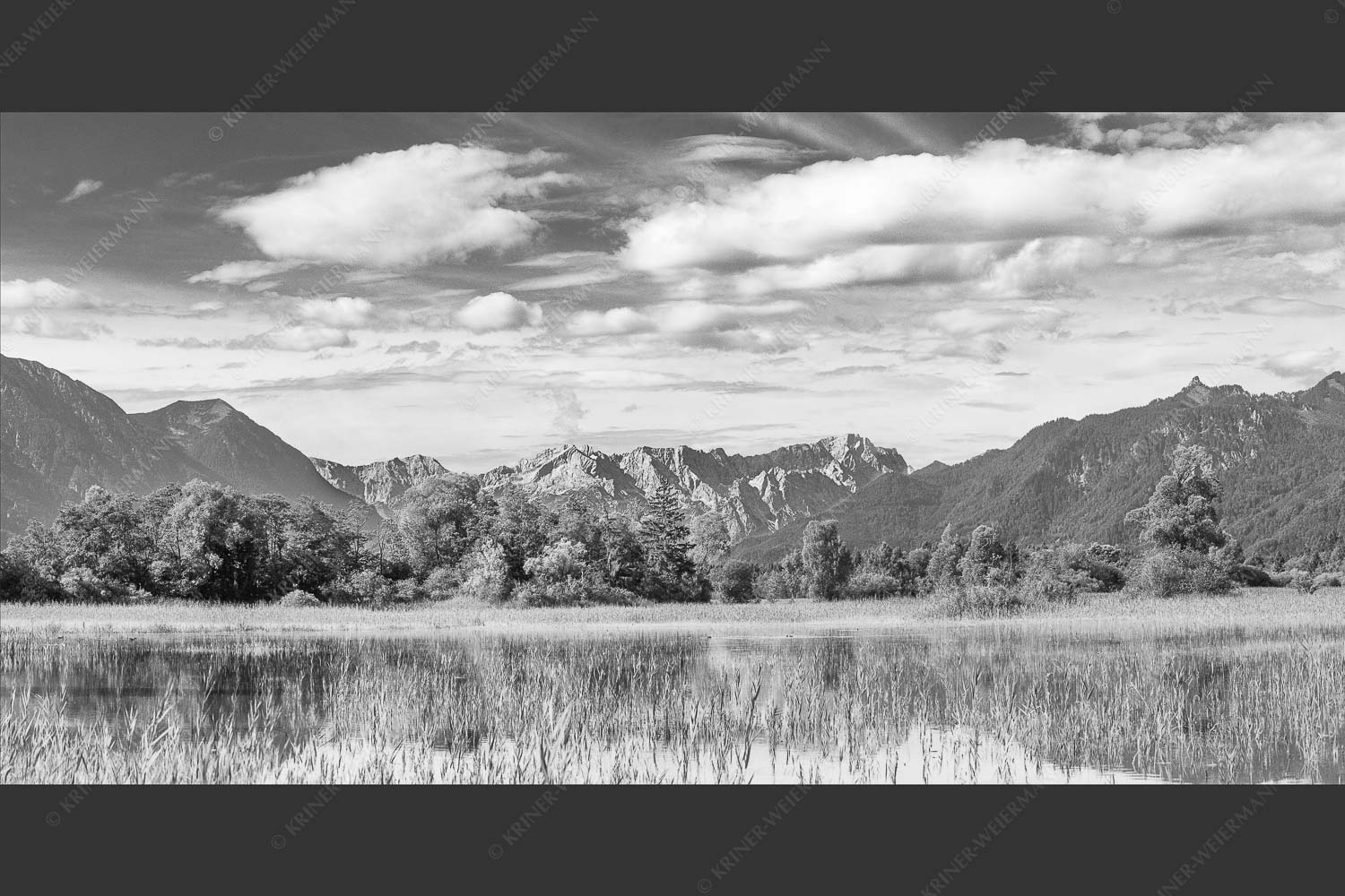 Überschwemmtes Feld nach Hochwasser bei Murnau mit Zugspitzmassiv - Überfluss 2:1 sw -- Murnau mit Alpspitze und Zugspitze - mehr Infos bei www.Kriner-Weiermann.de