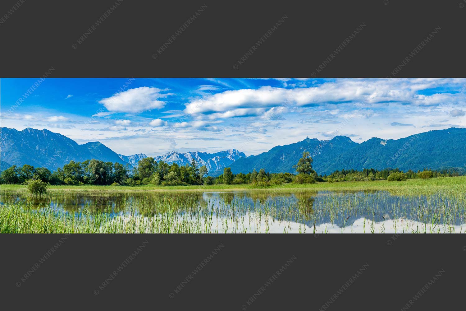 Überschwemmtes Feld nach Hochwasser bei Murnau mit Zugspitzmassiv - Überfluss 3:1  -- Murnau mit Alpspitze und Zugspitze - mehr Infos bei www.Kriner-Weiermann.de