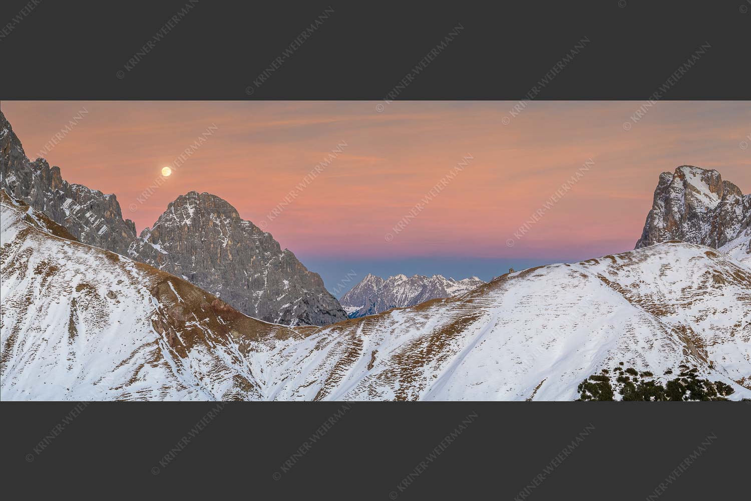 Vollmondaufgang über Öfelekopf mit Scharnitzjoch Gehrenspitze und Karwendel im Hintergrund - Übergänge 2,5:1  -- Wetterstein- und Karwendelgebirge - mehr Infos bei www.Kriner-Weiermann.de