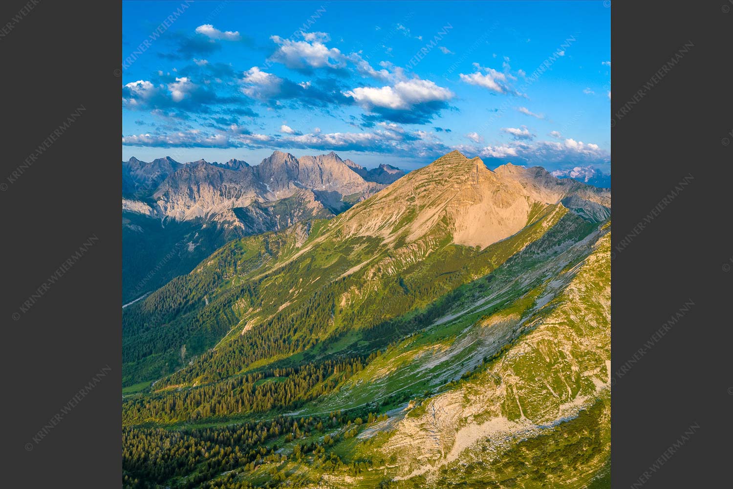 Blick an der Krapfenkar- und Soiernspitze vorbei ins Karwendelgebirge - Überm Fermesbachtal 1:1  -- Soiernspitze und Karwendel - mehr Infos bei www.Kriner-Weiermann.de