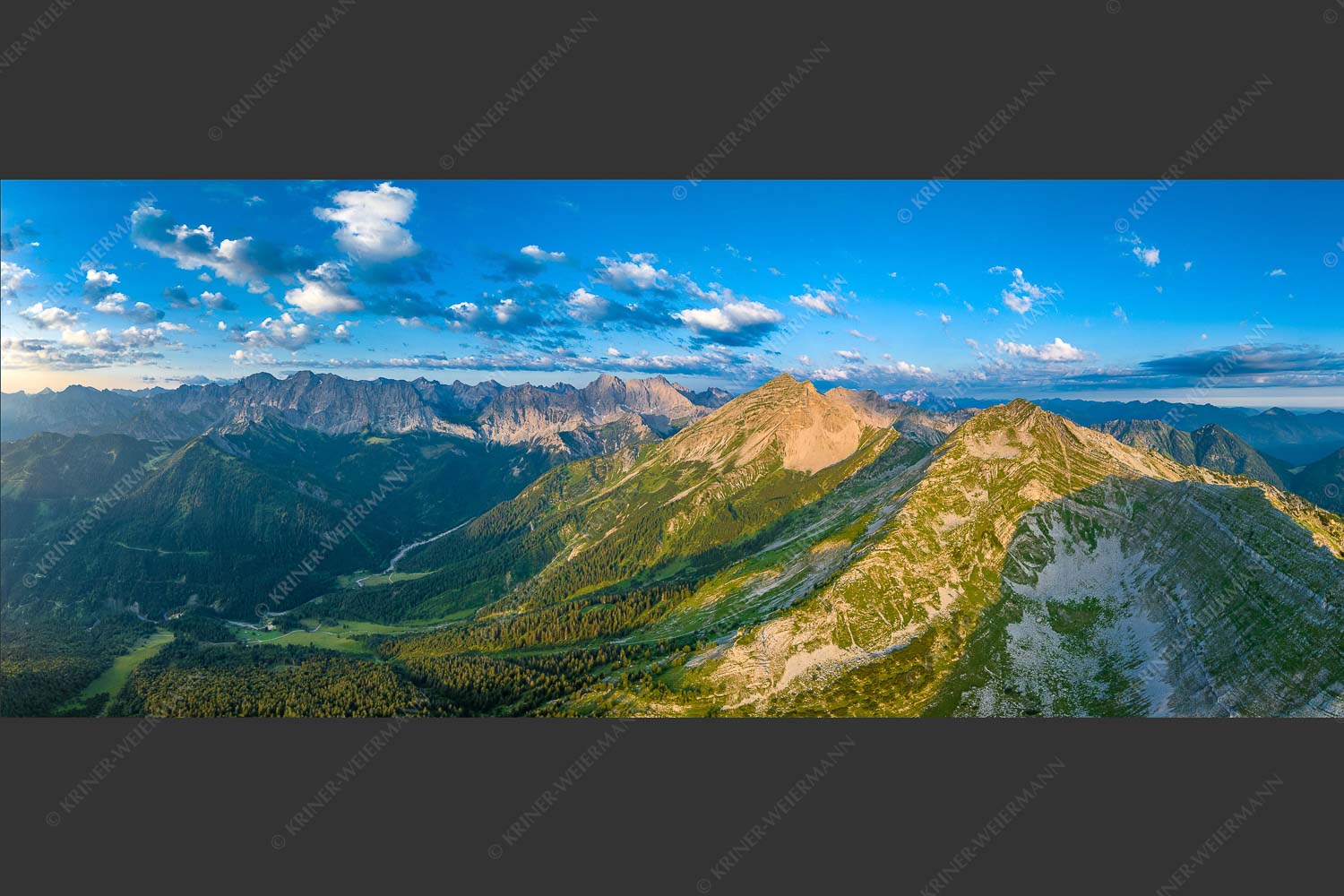 Blick an der Krapfenkar- und Soiernspitze vorbei ins Karwendelgebirge - Überm Fermesbachtal 2,5:1  -- Soiernspitze und Karwendel - mehr Infos bei www.Kriner-Weiermann.de