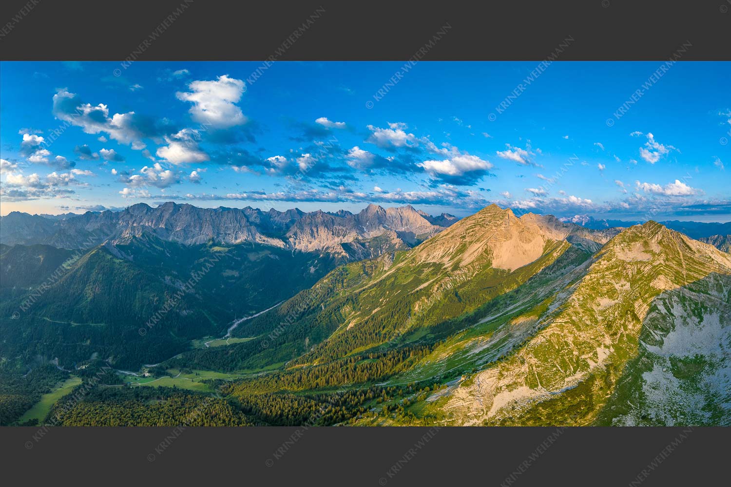Blick an der Krapfenkar- und Soiernspitze vorbei ins Karwendelgebirge - Überm Fermesbachtal 2:1  -- Soiernspitze und Karwendel - mehr Infos bei www.Kriner-Weiermann.de