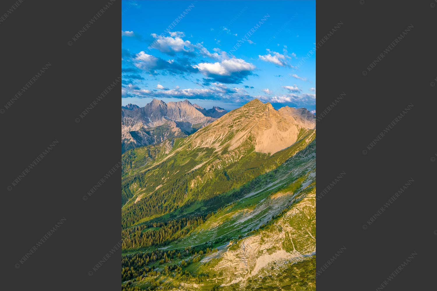 Blick an der Krapfenkar- und Soiernspitze vorbei ins Karwendelgebirge - Überm Fermesbachtal 2:3  -- Soiernspitze und Karwendel - mehr Infos bei www.Kriner-Weiermann.de