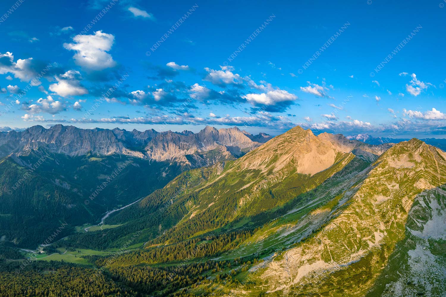 Blick an der Krapfenkar- und Soiernspitze vorbei ins Karwendelgebirge - Überm Fermesbachtal 3:2  -- Soiernspitze und Karwendel - mehr Infos bei www.Kriner-Weiermann.de