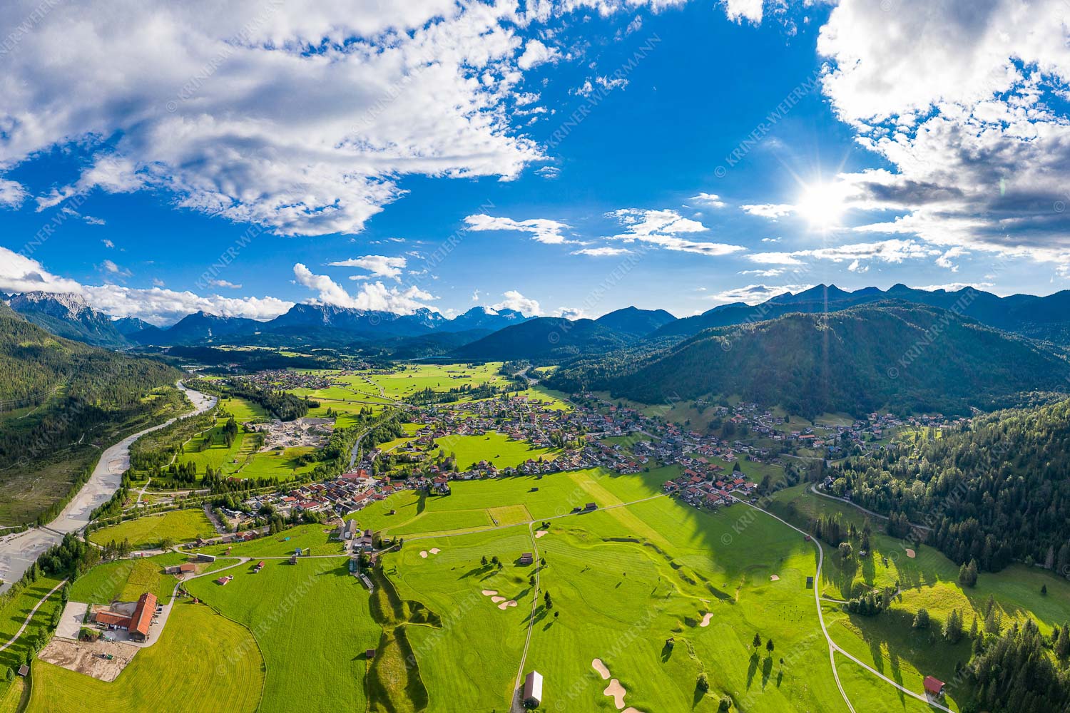 Blick über Wallgau und Krün zum Wetterstein - Übern Golfplatz Wallgau 3:2  -- Alpenwelt Karwendel - mehr Infos bei www.Kriner-Weiermann.de