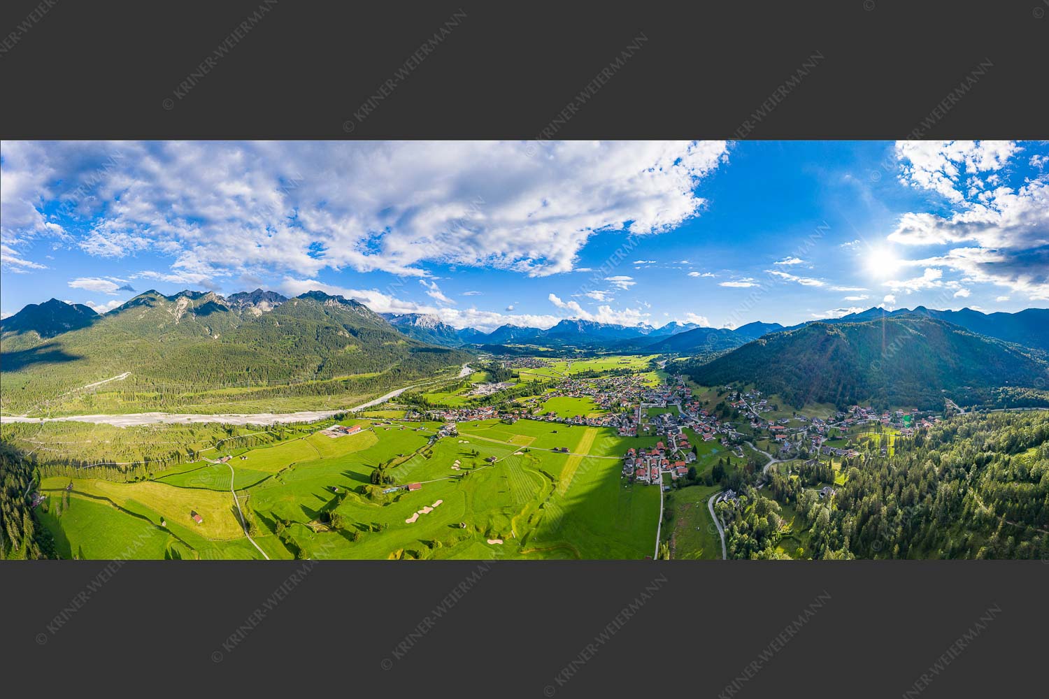 Blick über Wallgau und Krün zum Wetterstein und Karwendel - Übern Golfplatz Wallgau II 2,5:1  -- Oberes Isartal - mehr Infos bei www.Kriner-Weiermann.de