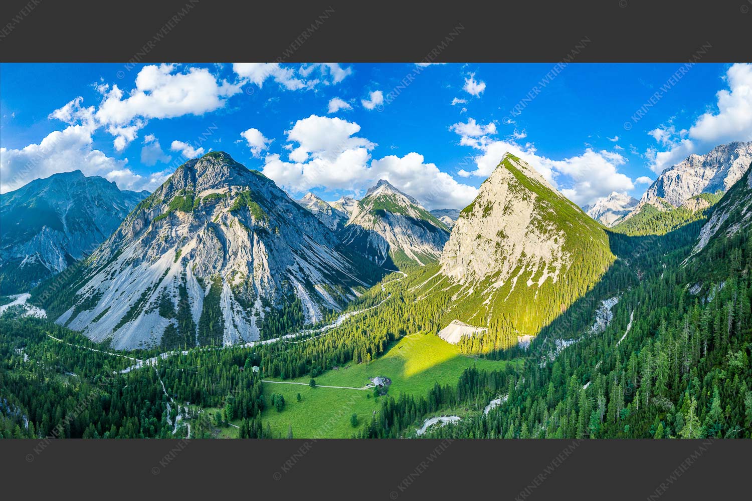 Blick über die Kastenalm im Karwendel ins Roßloch - Übern Kasten 2:1  -- Kastenalm im Hinterautal - mehr Infos bei www.Kriner-Weiermann.de