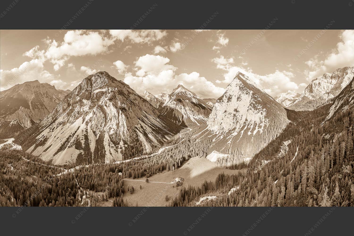 Blick über die Kastenalm im Karwendel ins Roßloch - Übern Kasten 2:1 sepia -- Kastenalm im Hinterautal - mehr Infos bei www.Kriner-Weiermann.de