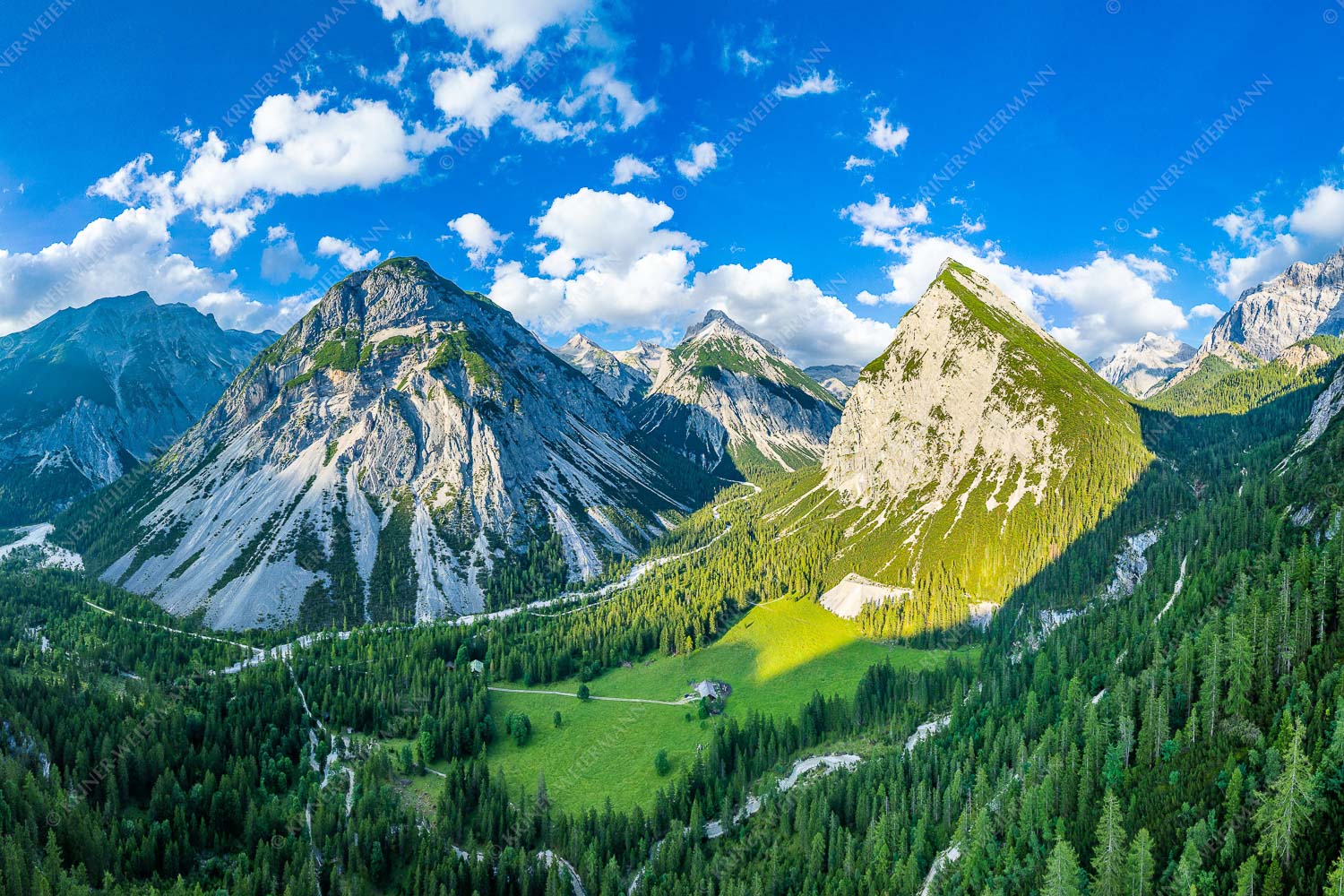 Blick über die Kastenalm im Karwendel ins Roßloch - Übern Kasten 3:2  -- Kastenalm im Hinterautal - mehr Infos bei www.Kriner-Weiermann.de