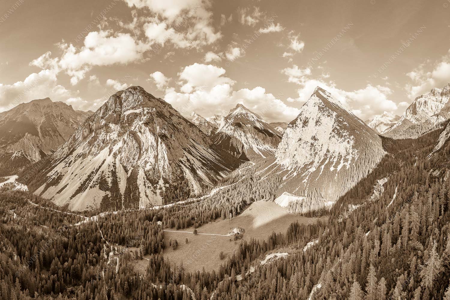 Blick über die Kastenalm im Karwendel ins Roßloch - Übern Kasten 3:2 sepia -- Kastenalm im Hinterautal - mehr Infos bei www.Kriner-Weiermann.de