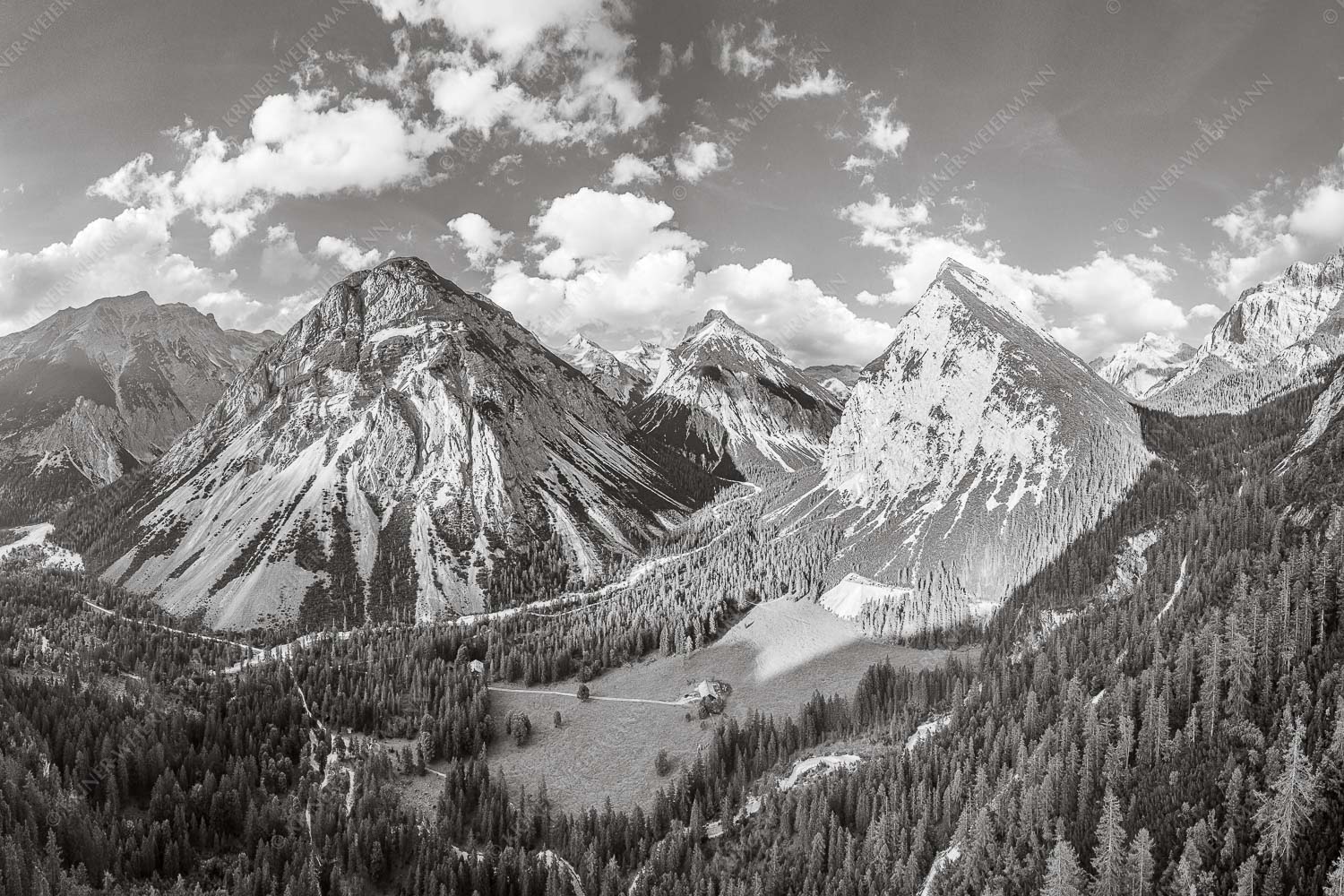 Blick über die Kastenalm im Karwendel ins Roßloch - Übern Kasten 3:2 sw -- Kastenalm im Hinterautal - mehr Infos bei www.Kriner-Weiermann.de