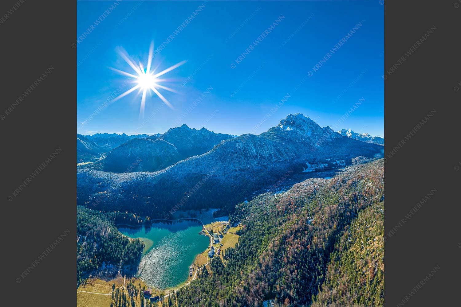 Blick auf Mittenwald am Karwendel und dem Lautersee am Wetterstein - Übern Lautersee 1:1  -- Mittenwald Karwendel und Wetterstein - mehr Infos bei www.Kriner-Weiermann.de