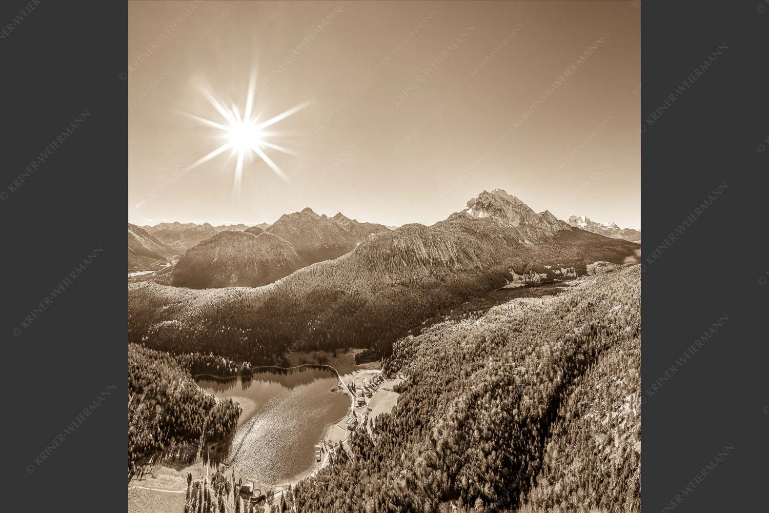 Blick auf Mittenwald am Karwendel und dem Lautersee am Wetterstein - Übern Lautersee 1:1 sepia -- Mittenwald Karwendel und Wetterstein - mehr Infos bei www.Kriner-Weiermann.de