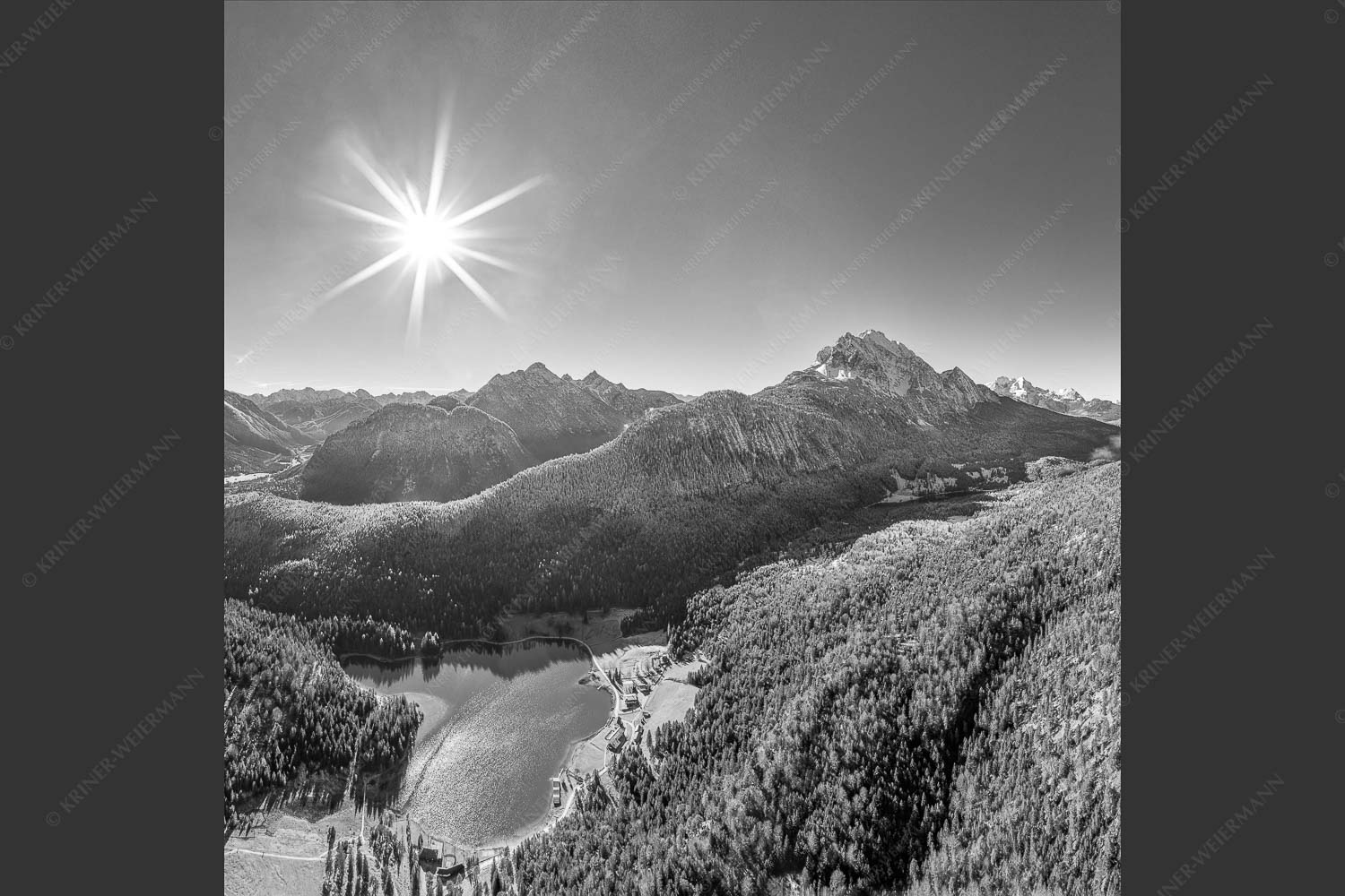 Blick auf Mittenwald am Karwendel und dem Lautersee am Wetterstein - Übern Lautersee 1:1 sw -- Mittenwald Karwendel und Wetterstein - mehr Infos bei www.Kriner-Weiermann.de