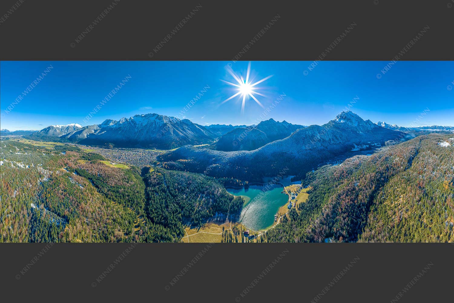 Blick auf Mittenwald am Karwendel und dem Lautersee am Wetterstein - Übern Lautersee 2,5:1  -- Mittenwald Karwendel und Wetterstein - mehr Infos bei www.Kriner-Weiermann.de
