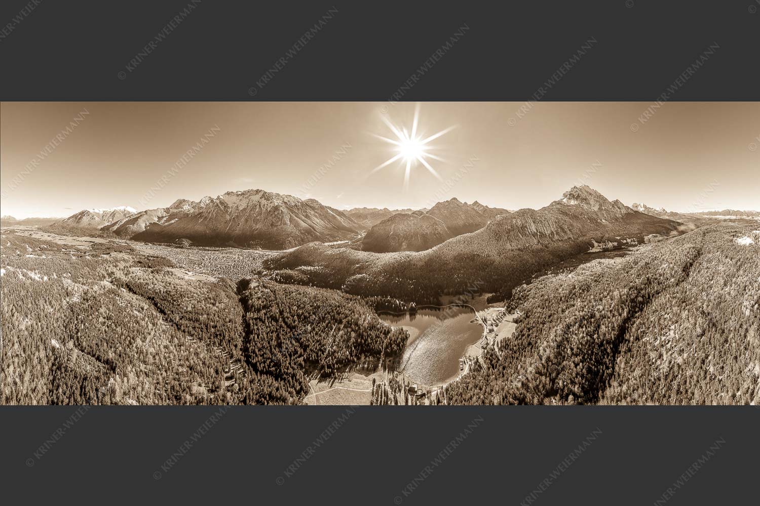 Blick auf Mittenwald am Karwendel und dem Lautersee am Wetterstein - Übern Lautersee 2,5:1 sepia -- Mittenwald Karwendel und Wetterstein - mehr Infos bei www.Kriner-Weiermann.de