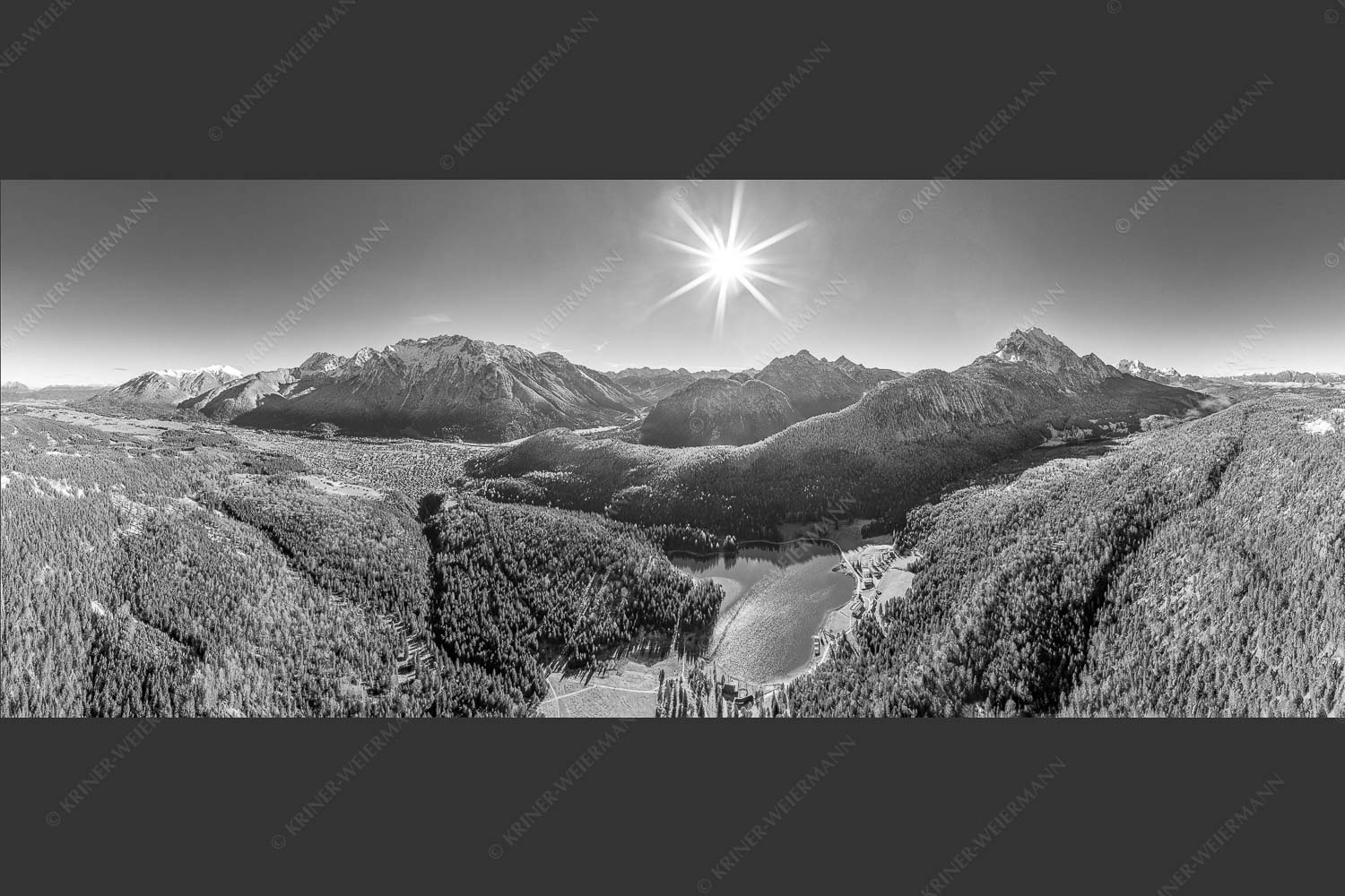 Blick auf Mittenwald am Karwendel und dem Lautersee am Wetterstein - Übern Lautersee 2,5:1 sw -- Mittenwald Karwendel und Wetterstein - mehr Infos bei www.Kriner-Weiermann.de