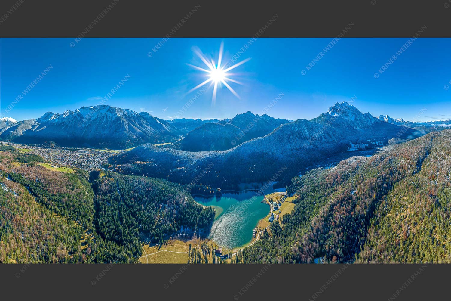 Blick auf Mittenwald am Karwendel und dem Lautersee am Wetterstein - Übern Lautersee 2:1  -- Mittenwald Karwendel und Wetterstein - mehr Infos bei www.Kriner-Weiermann.de