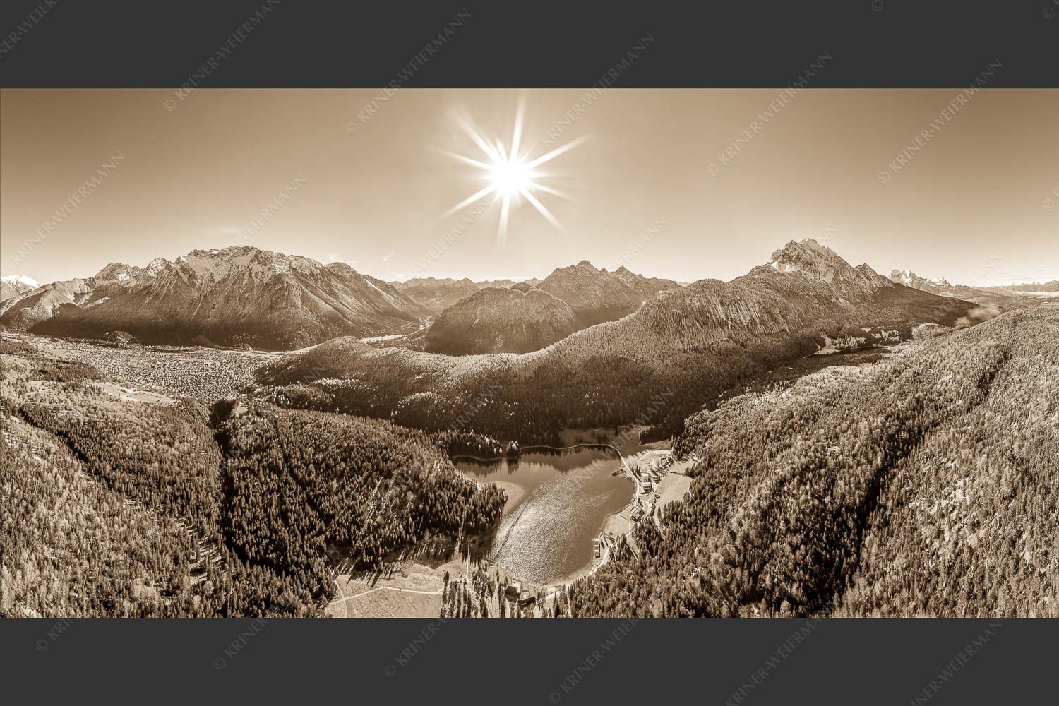 Blick auf Mittenwald am Karwendel und dem Lautersee am Wetterstein - Übern Lautersee 2:1 sepia -- Mittenwald Karwendel und Wetterstein - mehr Infos bei www.Kriner-Weiermann.de