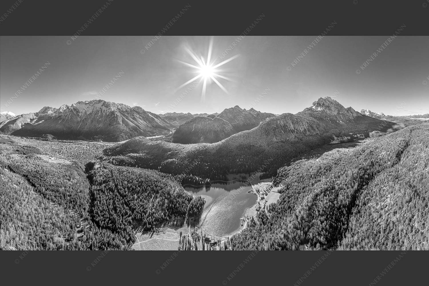 Blick auf Mittenwald am Karwendel und dem Lautersee am Wetterstein - Übern Lautersee 2:1 sw -- Mittenwald Karwendel und Wetterstein - mehr Infos bei www.Kriner-Weiermann.de