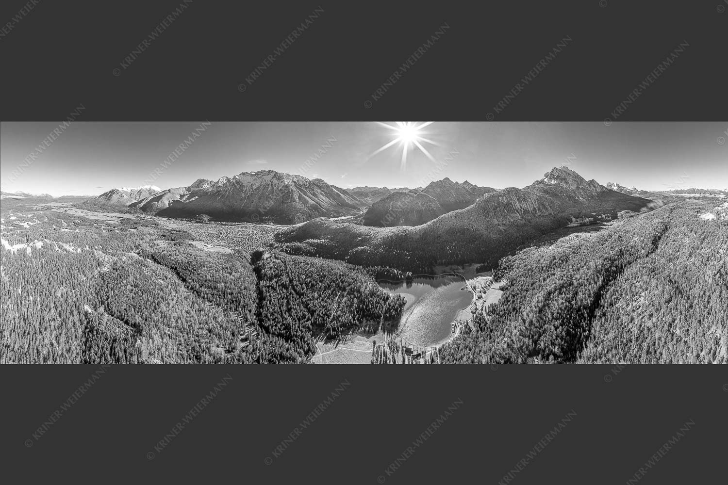 Blick auf Mittenwald am Karwendel und dem Lautersee am Wetterstein - Übern Lautersee 3:1 sw -- Mittenwald Karwendel und Wetterstein - mehr Infos bei www.Kriner-Weiermann.de