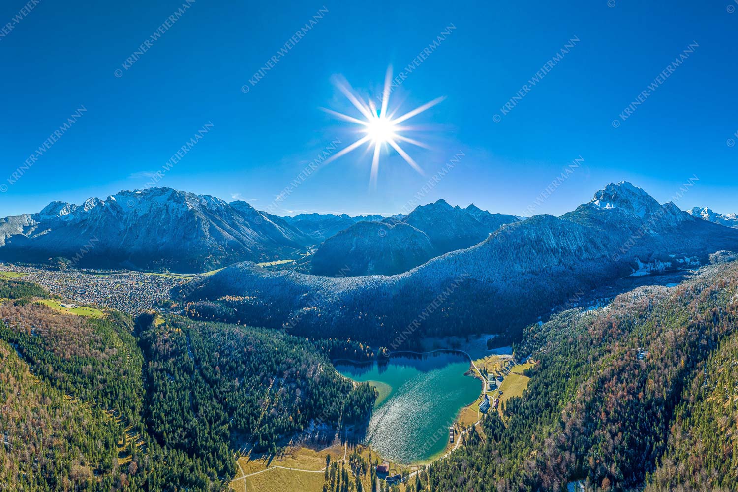 Blick auf Mittenwald am Karwendel und dem Lautersee am Wetterstein - Übern Lautersee 3:2  -- Mittenwald Karwendel und Wetterstein - mehr Infos bei www.Kriner-Weiermann.de