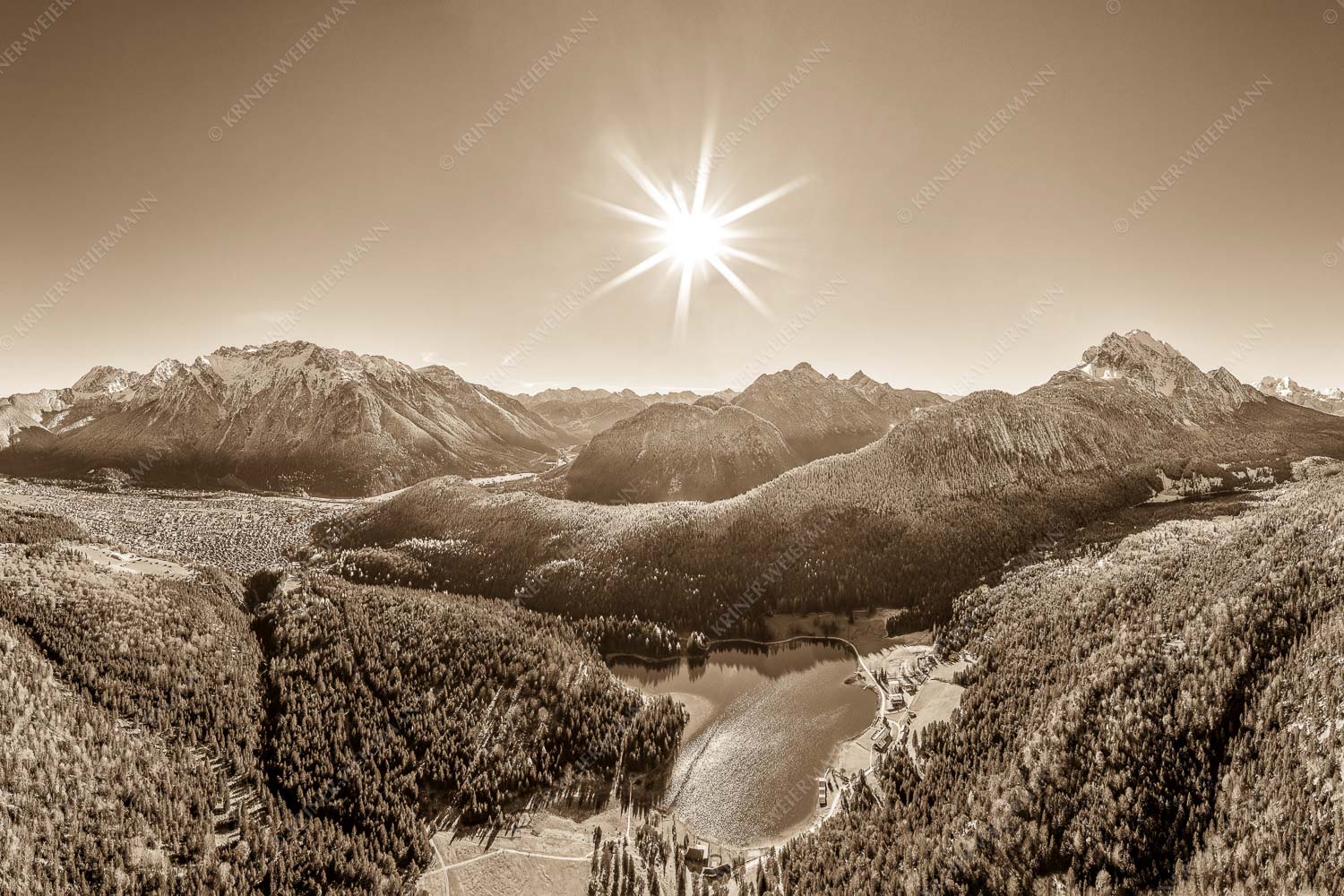Blick auf Mittenwald am Karwendel und dem Lautersee am Wetterstein - Übern Lautersee 3:2 sepia -- Mittenwald Karwendel und Wetterstein - mehr Infos bei www.Kriner-Weiermann.de