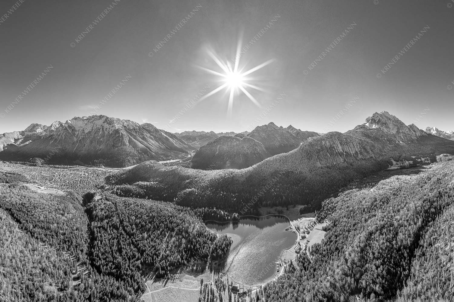 Blick auf Mittenwald am Karwendel und dem Lautersee am Wetterstein - Übern Lautersee 3:2 sw -- Mittenwald Karwendel und Wetterstein - mehr Infos bei www.Kriner-Weiermann.de