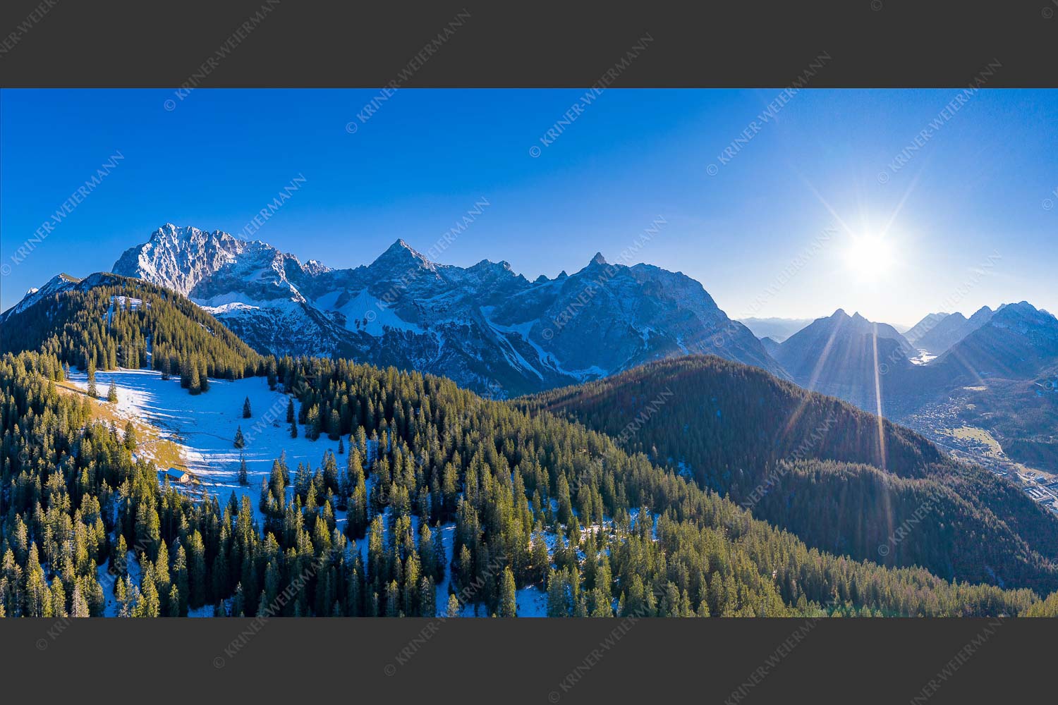 Blick über Rehbergalm ins Karwendel- und Wettersteingebirge - Übern Rehberg 2:1  -- Wörner Tiefkar und Karwendelkopf - mehr Infos bei www.Kriner-Weiermann.de