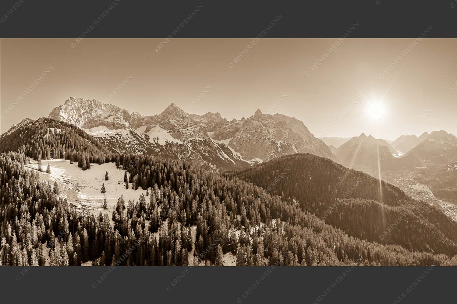 Blick über Rehbergalm ins Karwendel- und Wettersteingebirge - Übern Rehberg 2:1 sepia -- Wörner Tiefkar und Karwendelkopf - mehr Infos bei www.Kriner-Weiermann.de