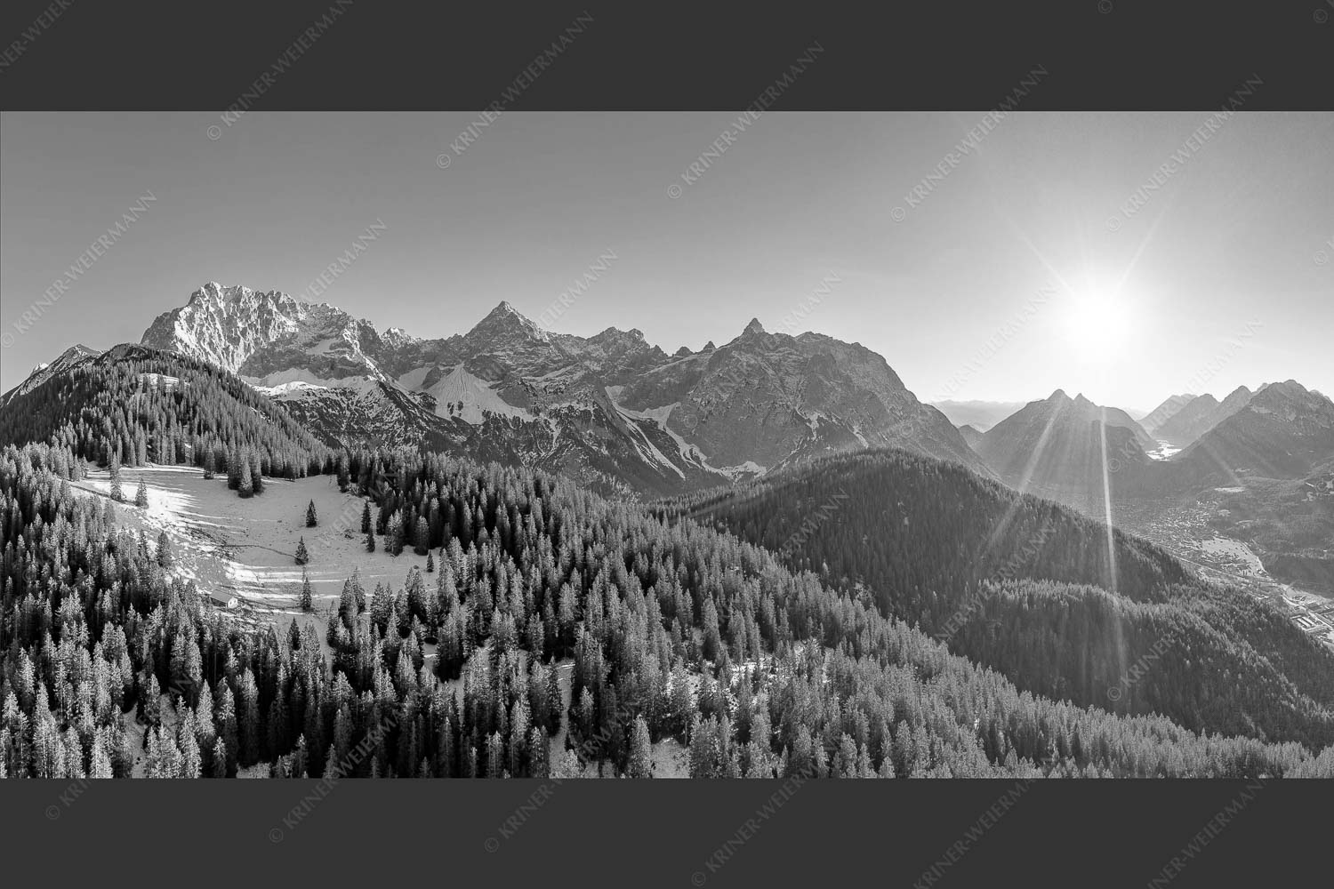 Blick über Rehbergalm ins Karwendel- und Wettersteingebirge - Übern Rehberg 2:1 sw -- Wörner Tiefkar und Karwendelkopf - mehr Infos bei www.Kriner-Weiermann.de