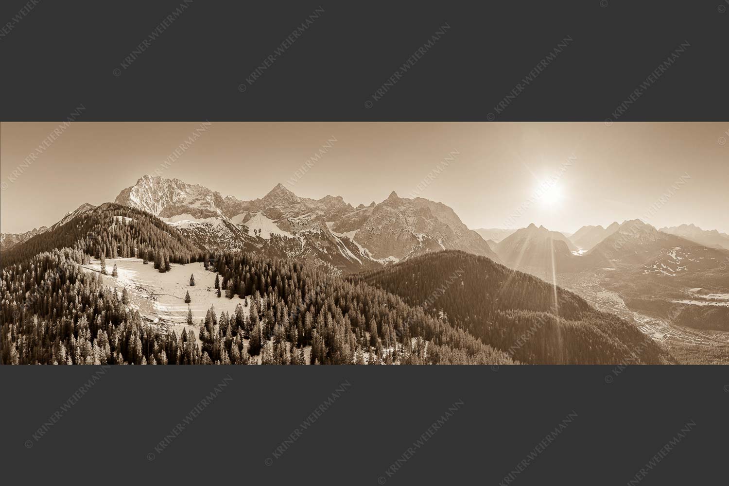 Blick über Rehbergalm ins Karwendel- und Wettersteingebirge - Übern Rehberg 3:1 sepia -- Wörner Tiefkar und Karwendelkopf - mehr Infos bei www.Kriner-Weiermann.de
