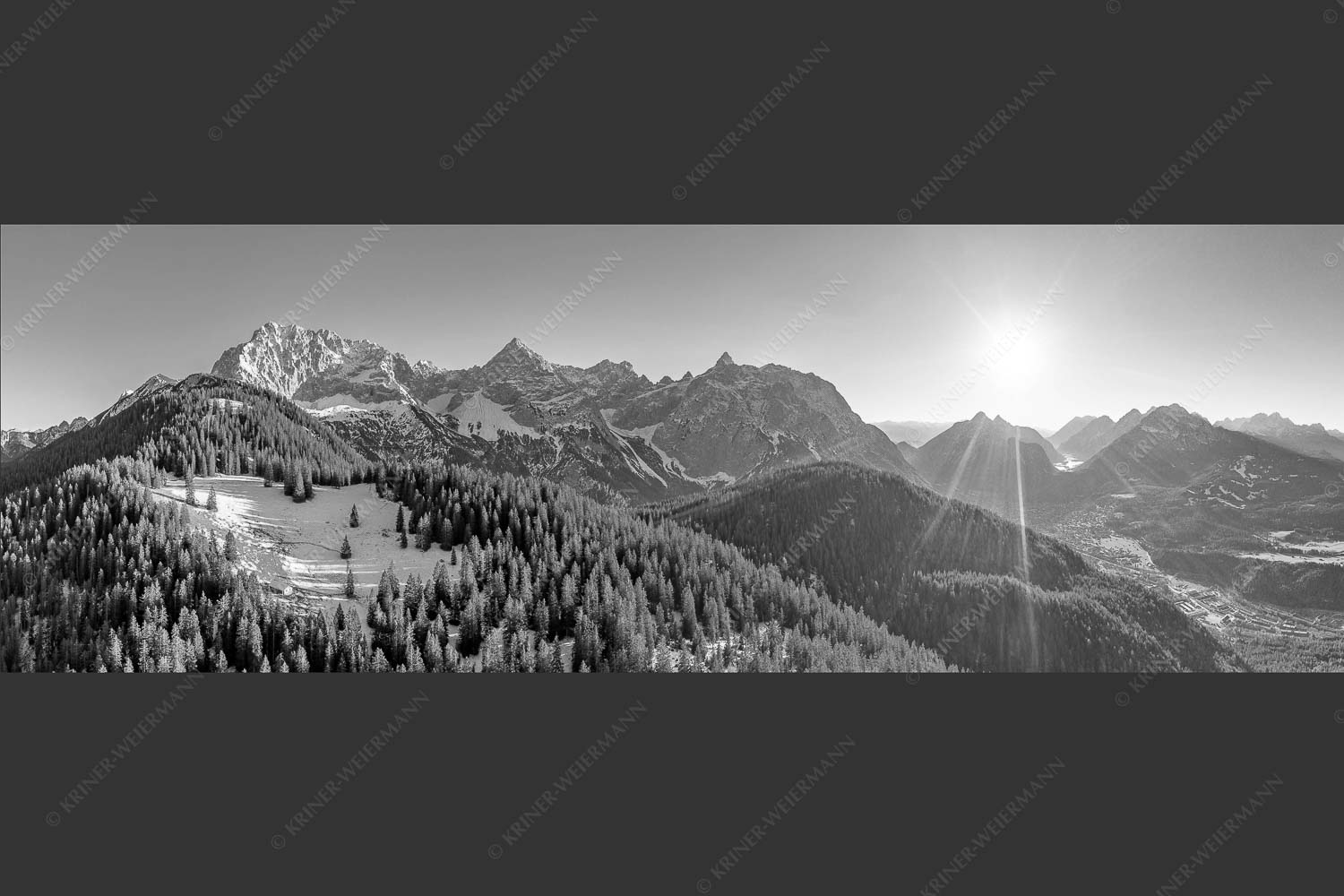 Blick über Rehbergalm ins Karwendel- und Wettersteingebirge - Übern Rehberg 3:1 sw -- Wörner Tiefkar und Karwendelkopf - mehr Infos bei www.Kriner-Weiermann.de