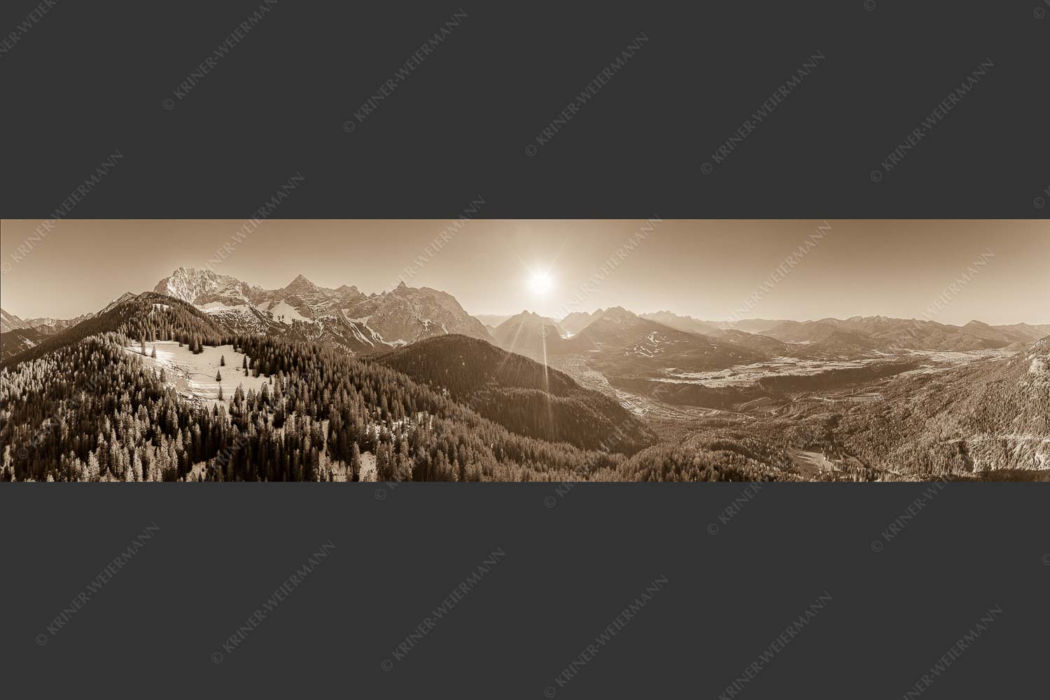 Blick über Rehbergalm ins Karwendel- und Wettersteingebirge - Übern Rehberg 4:1 sepia -- Wörner Tiefkar und Karwendelkopf - mehr Infos bei www.Kriner-Weiermann.de