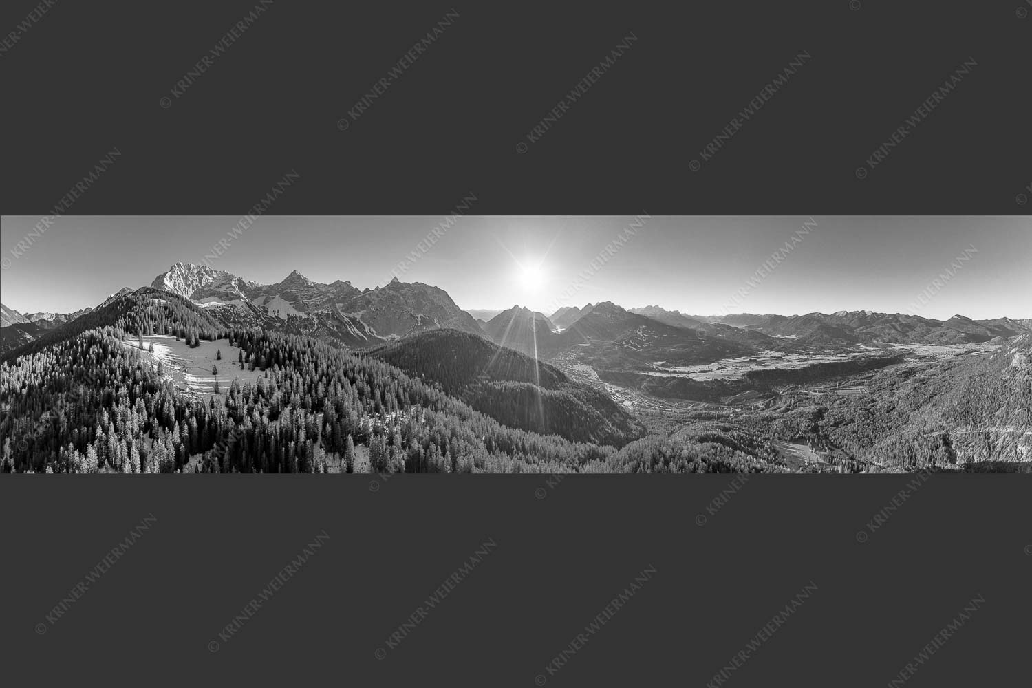 Blick über Rehbergalm ins Karwendel- und Wettersteingebirge - Übern Rehberg 4:1 sw -- Wörner Tiefkar und Karwendelkopf - mehr Infos bei www.Kriner-Weiermann.de