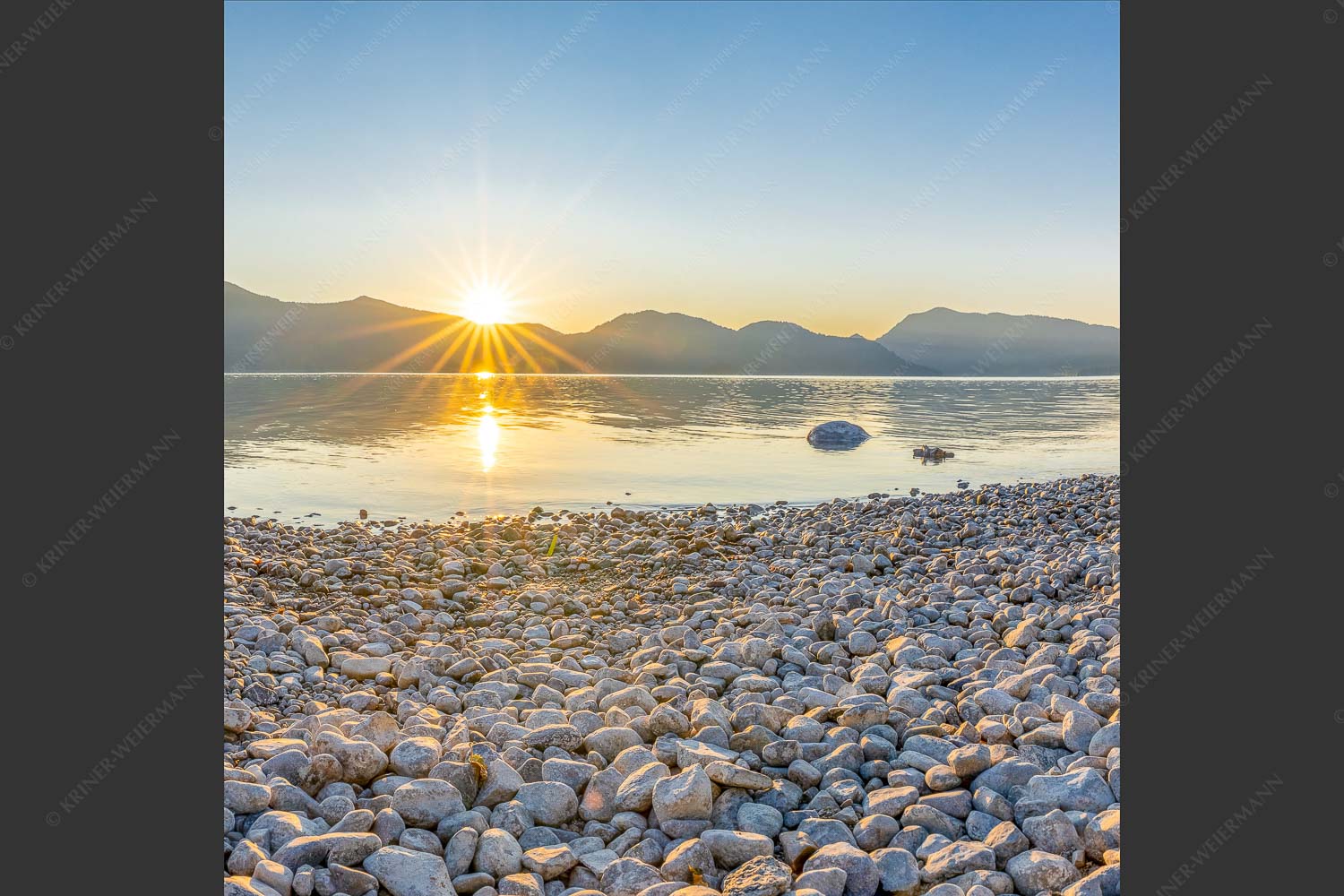 Blick über den Walchensee zum Jochberg mit Sonnenaufgang - Unser Sandstrand 1:1  -- Walchensee Jochberg Sonnenaufganmg - mehr Infos bei www.Kriner-Weiermann.de