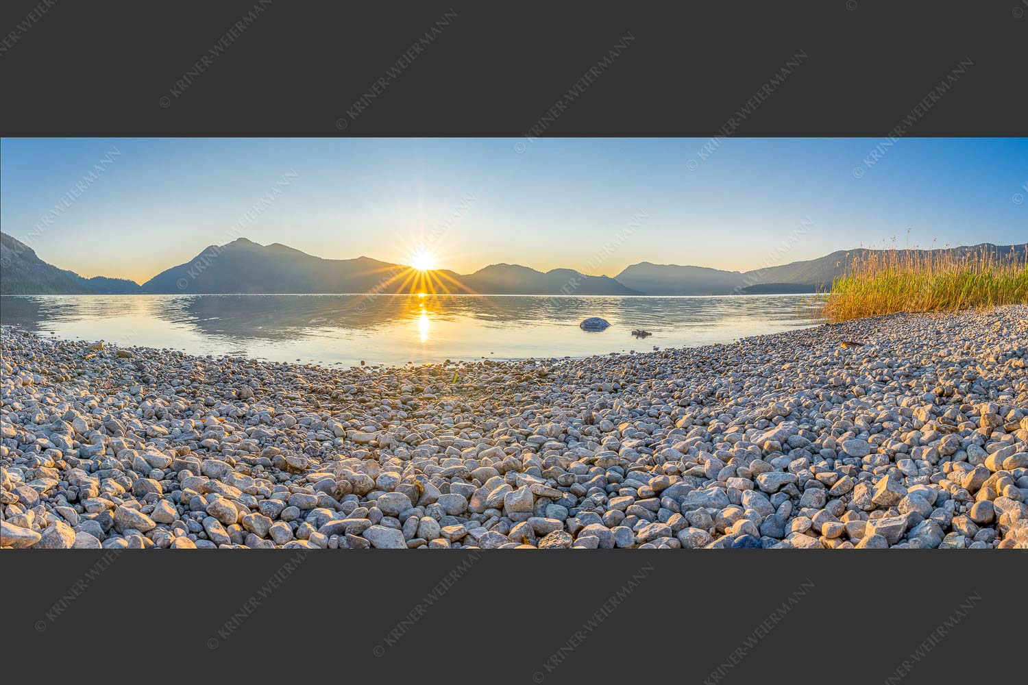 Blick über den Walchensee zum Jochberg mit Sonnenaufgang - Unser Sandstrand 2,5:1  -- Walchensee Jochberg Sonnenaufganmg - mehr Infos bei www.Kriner-Weiermann.de