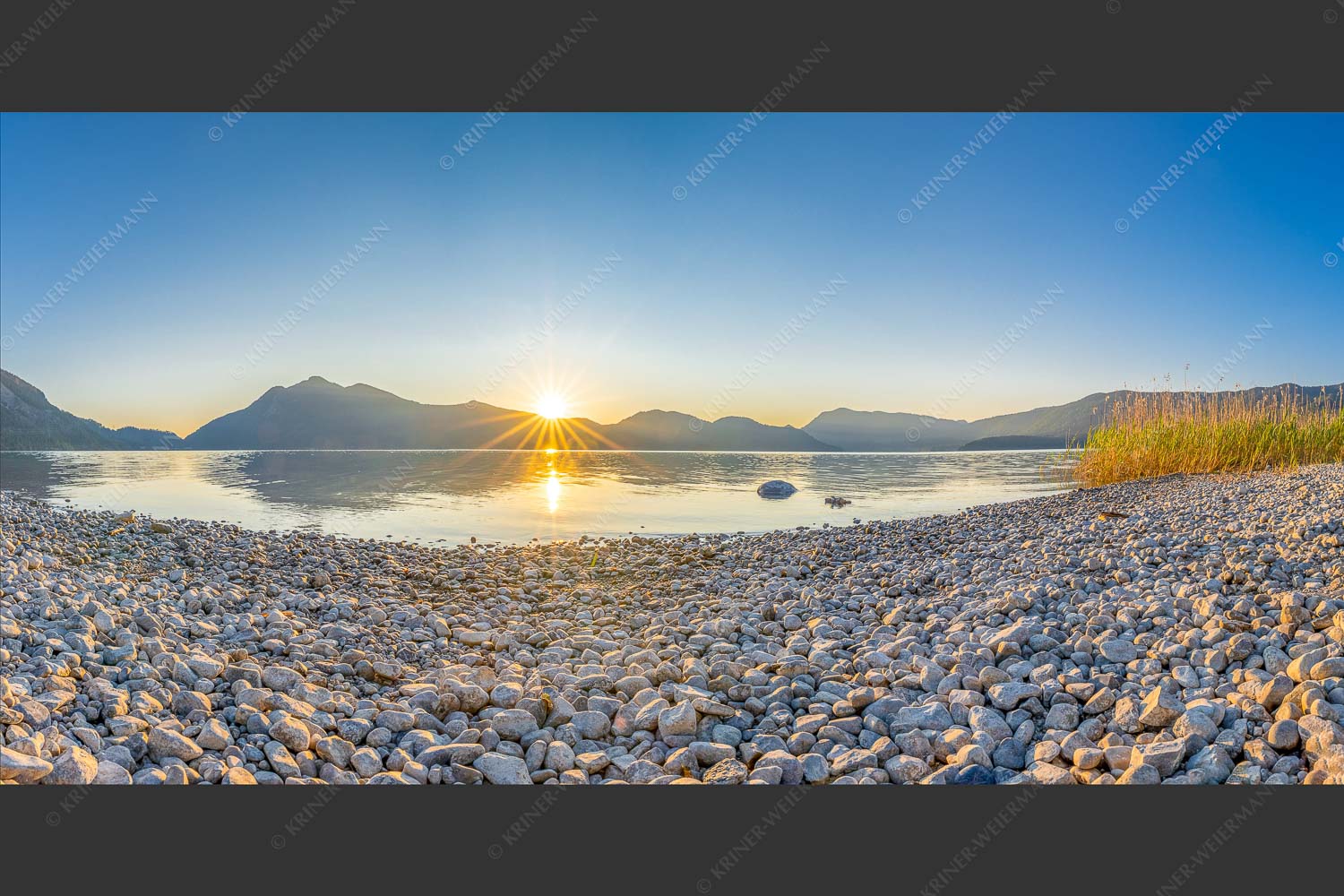 Blick über den Walchensee zum Jochberg mit Sonnenaufgang - Unser Sandstrand 2:1  -- Walchensee Jochberg Sonnenaufganmg - mehr Infos bei www.Kriner-Weiermann.de