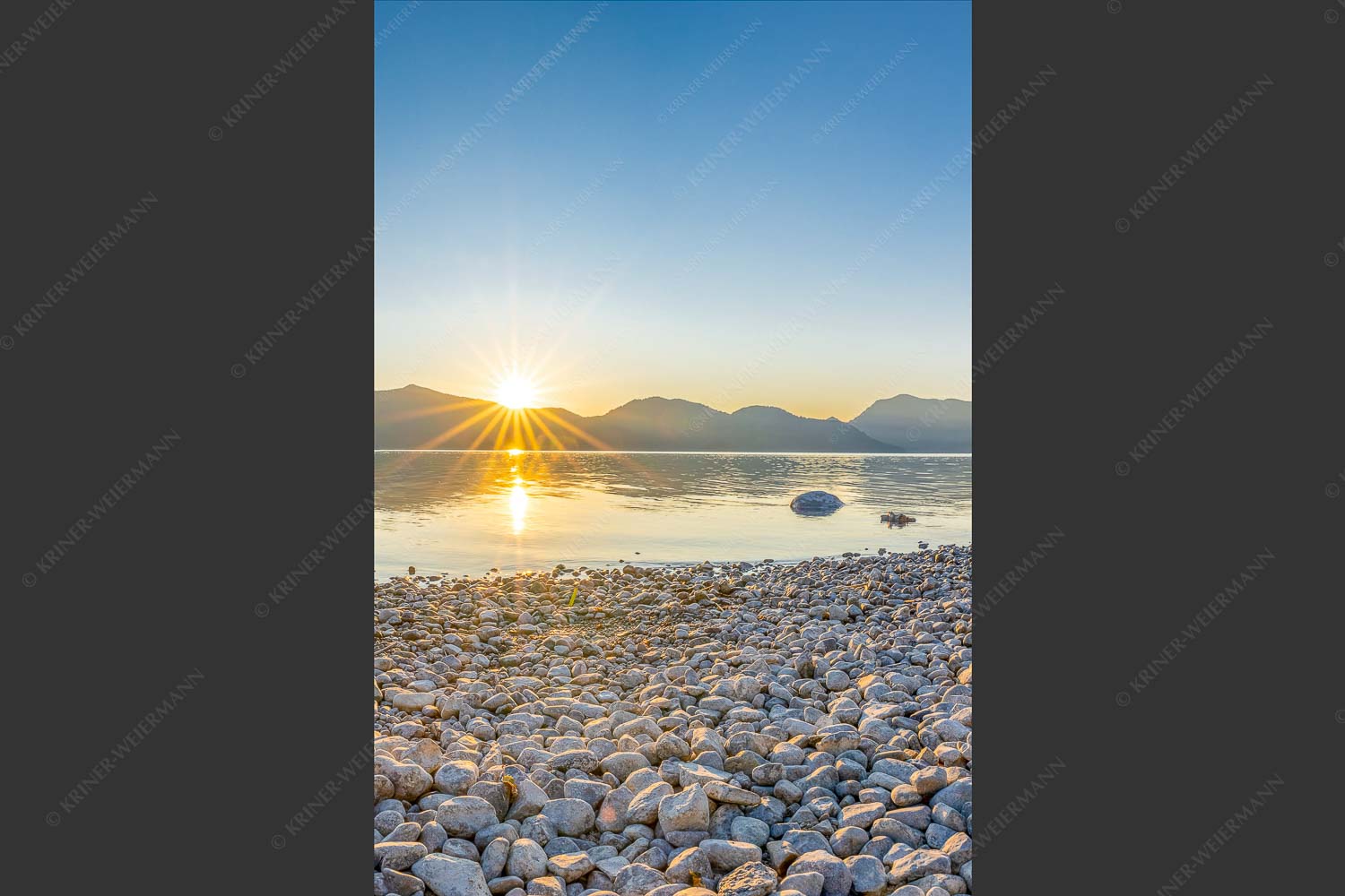 Blick über den Walchensee zum Jochberg mit Sonnenaufgang - Unser Sandstrand 2:3  -- Walchensee Jochberg Sonnenaufganmg - mehr Infos bei www.Kriner-Weiermann.de